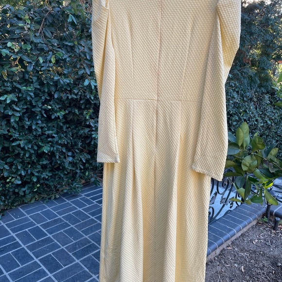Vintage-Inspired Yellow Textured Midi Dress - Picture 4 of 4